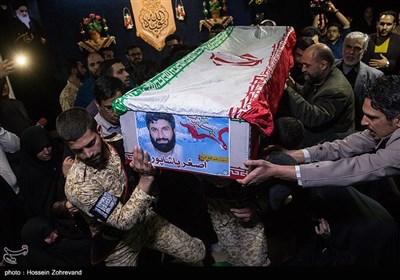 وداع با پیکر بی‌سر فرمانده مدافعان حرم، شهید اصغر پاشاپور