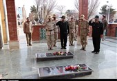 ادای احترام فرمانده مرزبانی ناجا به شهدای استان کردستان+ تصویر