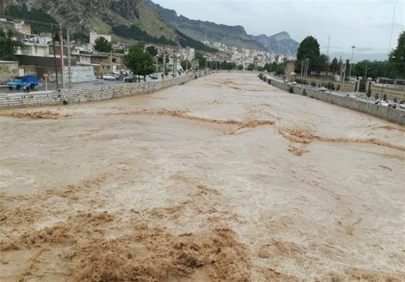 افزایش آب رودخانه خرم‌‌رود در خرم‌آباد؛ ساکنان خیابان‌های ساحلی سریع منازل خود را تخلیه کنند