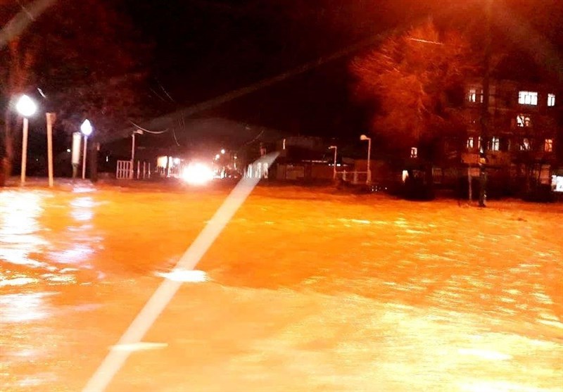 گزارش ویدئویی تسنیم| بحران سیلاب به نورآباد رسید/ خیابان‌ها‌ لبریز از آب و مردم مجبور به ترک منازل شدند