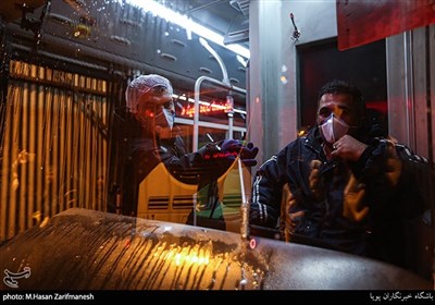 تعقيم عربات مترو الأنفاق في طهران