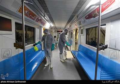 تعقيم عربات مترو الأنفاق في طهران