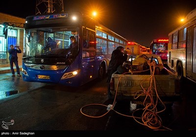 ضدعفونی کردن ناوگان حمل و نقل عمومی برای مقابله با ویروس کرونا در شیراز