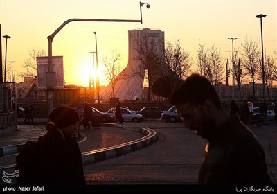 پایانه تاکسی و اتوبوسرانی در میدان آزادی