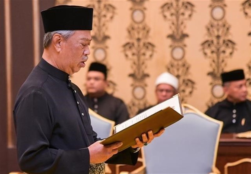 New Malaysia PM Sworn In amid Crisis, Mahathir Fights On