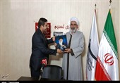 اهدای تمثال امام خامنه‌ای به نماینده خبرگان رهبری در دفتر استانی تسنیم کردستان + عکس