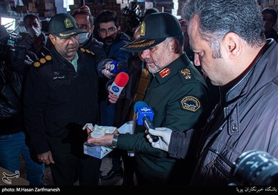 بازدید سردار حسین رحیمی رئیس پلیس پایتخت از دستکش های احتکار شده در 4انبار در جنوب تهران