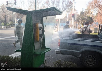 تعقيم الشوارع والأرصفة في طهران لمنع انتشار فيروس كورونا