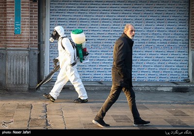 تعقيم سوق طهران الكبير لمنع انتشار فيروس كورونا