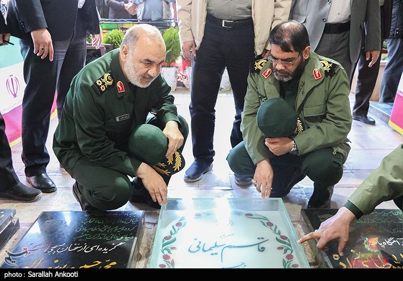 ادای احترام فرمانده کل سپاه به مقام شامخ سپهبد شهید سلیمانی به روایت تصویر