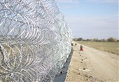 یونان برای جلوگیری از ورود پناهجویان در مرز سیم خاردار نصب کرد