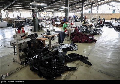 خط تولید لباس‌های ایزوله در کارخانه نساجی جمعیت هلال احمر