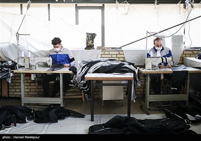 خط تولید لباس‌های ایزوله در کارخانه نساجی جمعیت هلال احمر
