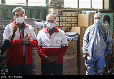 بازدید محمدرضا پیروی دبیر کل جمعیت هلال احمر از خط تولید لباس‌های ایزوله