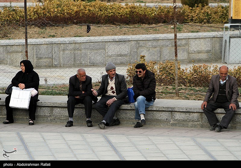 گزارش| جولان مسافران نوروزی در مشهد / «عکس یادگاری با المان‌ها، صف طولانی برخی بانک‌ها و بی‌خیالی در قبال کرونا»
