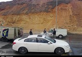 ضدعفونی و گندزدایی خودرو‌ها توسط نیروهای جهادی سپاه کردستان+ تصاویر