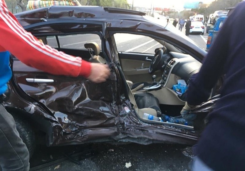 تصادف 16 خودرو در بزرگراه شهید همت به خاطر "ضایعات ماهی" + تصاویر