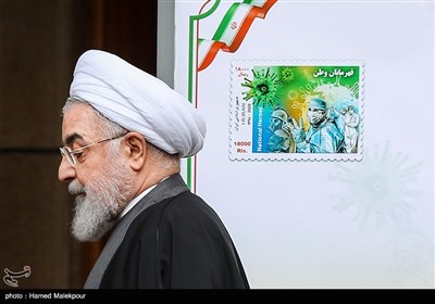 حجت‌الاسلام حسن روحانی رئیس جمهور در حاشیه آخرین جلسه هیئت دولت در سال ۹۸