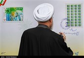 امضای تمبر یادبود تلاشگران خط مقدم مبارزه با ویروس کرونا توسط حجت‌الاسلام حسن روحانی رئیس جمهور