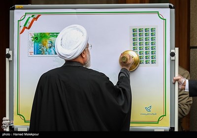 ابطال تمبر یادبود تلاشگران خط مقدم مبارزه با ویروس کرونا توسط حجت‌الاسلام حسن روحانی رئیس جمهور