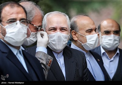 محمدجواد ظریف وزیر امور خارجه در حاشیه آخرین جلسه هیئت دولت در سال ۹۸