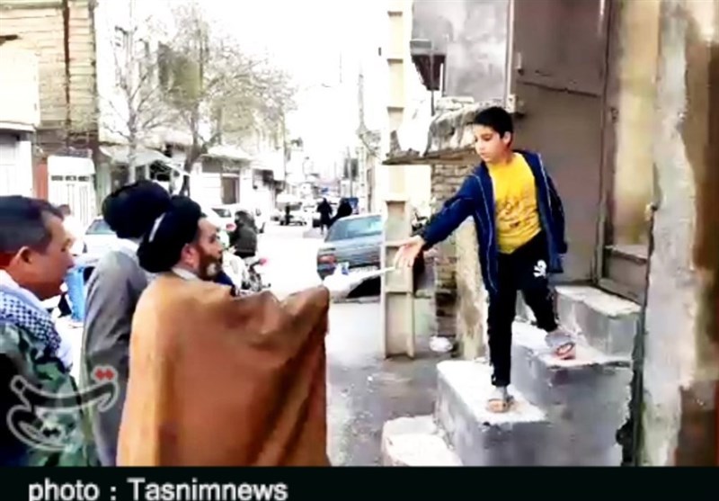 اقدام جهادی نماینده ولی فقیه در لرستان؛ توزیع ماسک و ضدعفونی کردن معابر توسط حجت الاسلام شاهرخی + فیلم