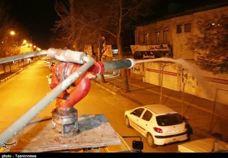 ضدعفونی شبانه خیابان‌های اصلی و فرعی ارومیه توسط پاکبانان + تصاویر