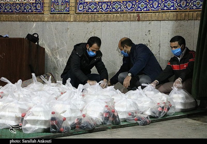 بسته‌های غذایی گرم توسط سپاه استان میان نیازمندان قمی توزیع می‌شود