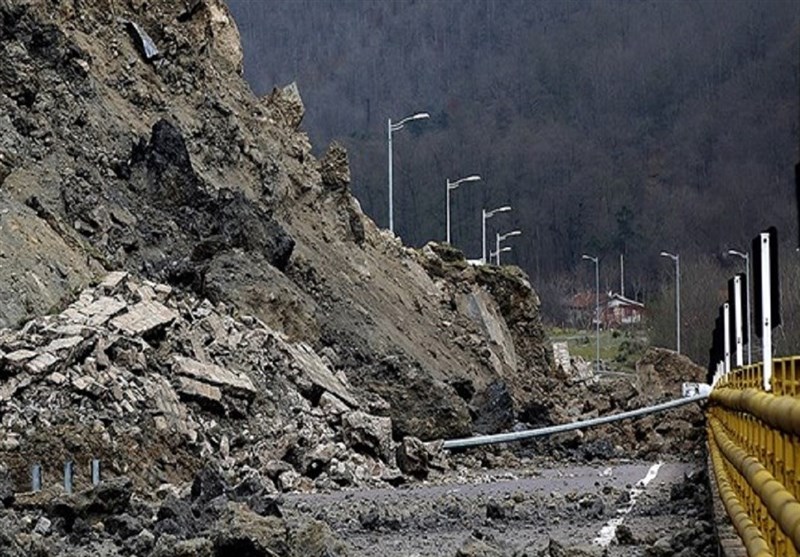 جاده هراز در منطقه چلاو یک ساعت پس از ریزش کوه بازگشایی شد