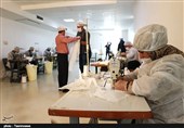 تولید روزانه 20 هزار ماسک توسط واحدهای تولیدی همدان/ میدان‌داری کارگران همدانی برای مقابله با کرونا