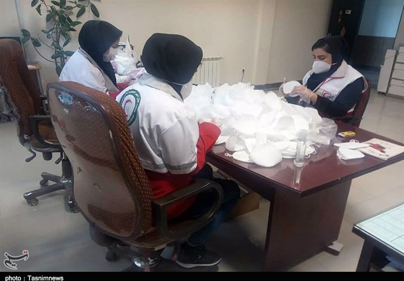 تولید و توزیع رایگان 12 هزار ماسک توسط داوطلبان جمعیت هلال‌احمر در کردستان+ تصاویر