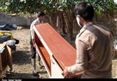 جهاد این روزهای دانشجویان در سنگر خدمت به مردم / امدادرسانی به مردم سیلزده روستای تمبک + تصاویر