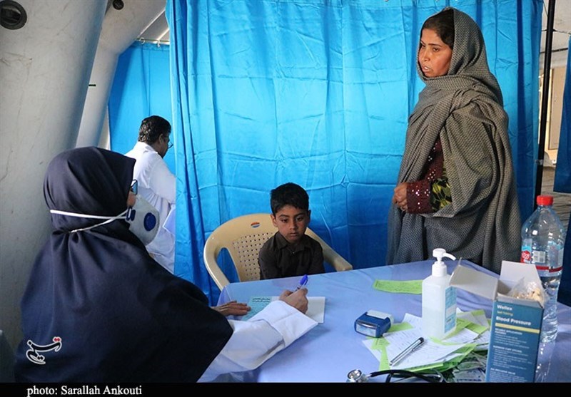 درمان بیماران نیازمند در قالب کمک مومنانه در حاشیه شهر کرمان در حال انجام است