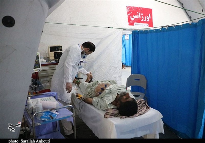 گزارش ویدئویی تسنیم از درمان بیماران در بیمارستان صحرایی سپاه در منطقه سیل‌زده زهکلوت