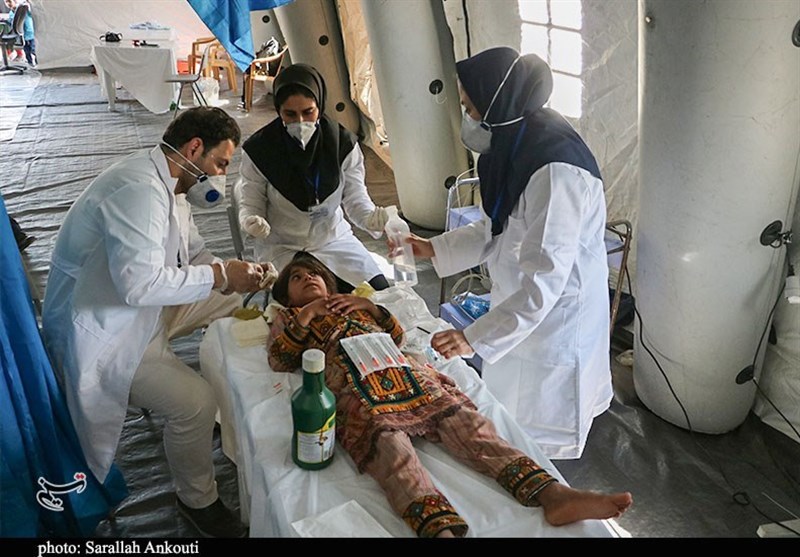 تلاش بی‌وقفه پرسنل بیمارستان صحرایی سپاه برای کمک به سیل‌زدگان جنوب کرمان به روایت تصویر