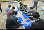 بسته بندی و توزیع لوازم بهداشتی توسط بسیجیان ارومیه+تصاویر