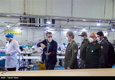 بازدید وزیر دفاع از کارخانجات تولید ماسک مواد ضدعفونی و لباسهای نفوذ ناپذیر