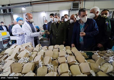 بازدید وزیر دفاع از کارخانجات تولید ماسک مواد ضدعفونی و لباسهای نفوذ ناپذیر
