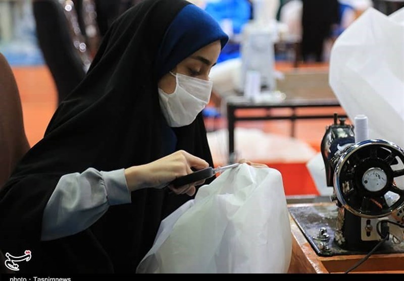 تولید گسترده ماسک و لباس بیمارستانی در ورزشگاه شهید نصر اصفهان به روایت تصاویر