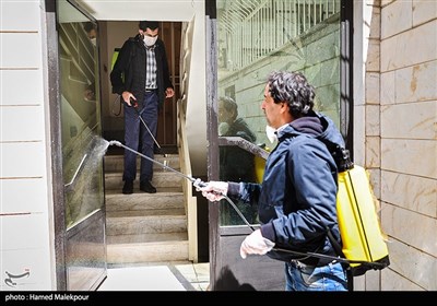 ضدعفونی منازل منطقه 13 تهران در قالب طرح رزمایش مشترک مدافعان سلامت