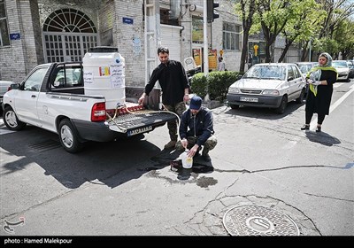 توزیع مواد ضدعفونی میان اهالی منطقه 13 تهران در قالب طرح رزمایش مشترک مدافعان سلامت