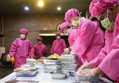 5000 پرس غذای متبرک حرم رضوی (ع) در مراکز درمانی در استان بوشهر توزیع شد