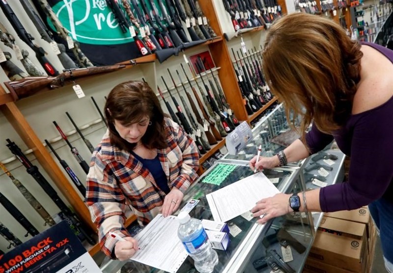 ادامه روند صعودی فروش اسلحه در آمریکا در بحبوحه شیوع کرونا