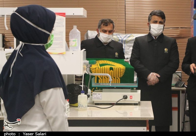 نسیم مهر رضوی در اصفهان / توزیع 50 هزار ماسک، گان و لباس بیمارستانی توسط خادمیاران رضوی