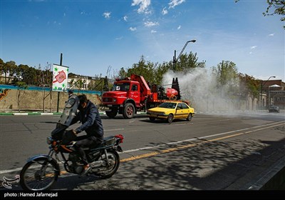 ضد عفونی محدوده مرکزی خیابان های تهران برای جلوگیری از ویروس کرونا توسط خودروهای مه پاش آتشنشانی