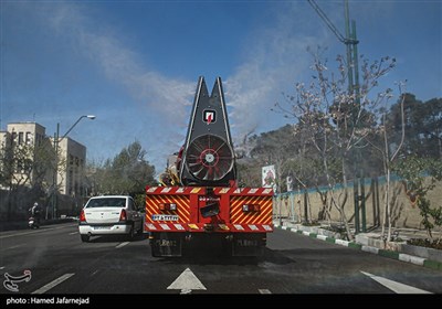ضد عفونی محدوده مرکزی خیابان های تهران برای جلوگیری از ویروس کرونا توسط خودروهای مه پاش آتشنشانی