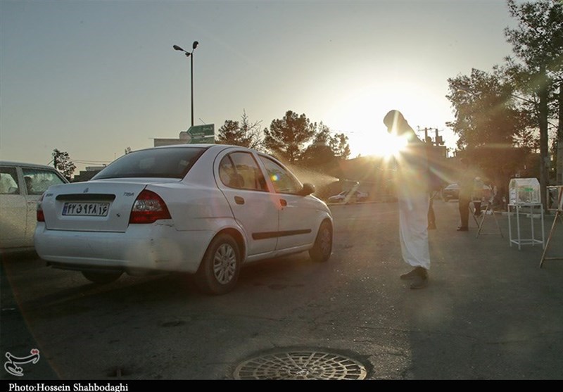 ضدعفونی و گندزدایی وسایل نقلیه توسط جوانان بسیجی در قم به روایت تصویر