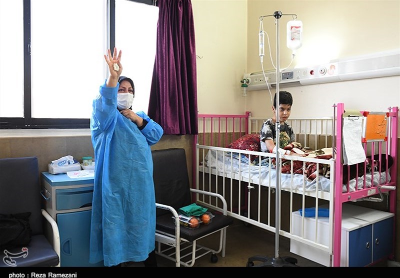 عیادت جوانان حشدالشعبی عراق از بیماران در قم به روایت تصویر