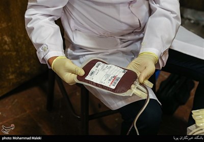 حضور داوطلبانه جمعی از مردم برای اهدای خون به بیماران و شهروندان نیازمند در روزهای کرونایی