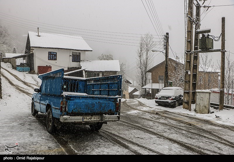 بارش برف برای دومین بار در فصل بهار چهره شهر اردبیل را زمستانی کرد؛ تردد در جاده‌های مواصلاتی استان جریان دارد